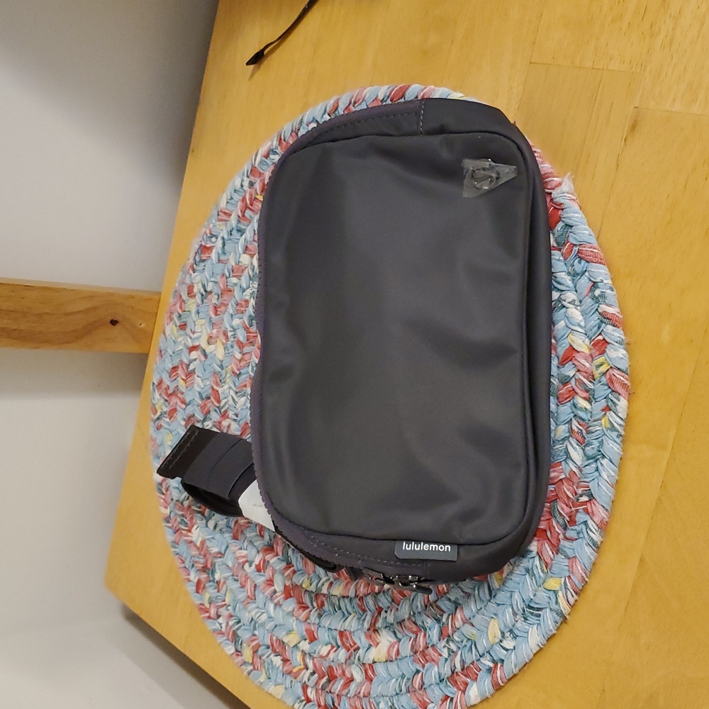 New Lululemon Everywhere Belt Bag Large 2L with Long Strap in Traverse Grey